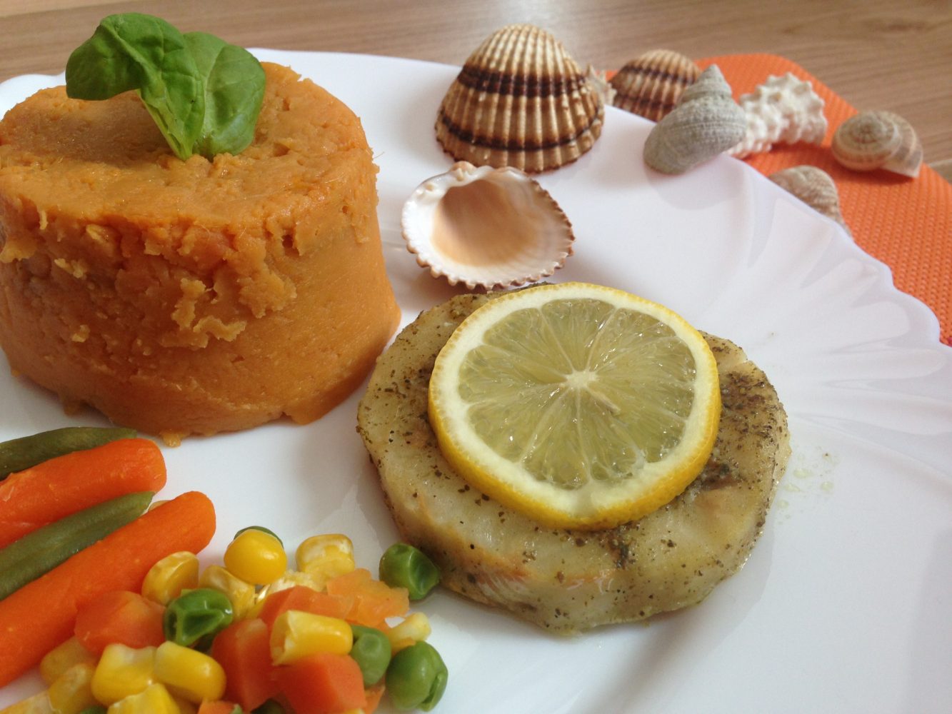 Ryba so zeleninkou a kašou zo sladkých zemiakov