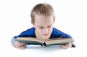 Dieťa čítajúce knihu