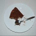 Čokoládový koláč s odštiknutým kúskom spolu s lyžičkou