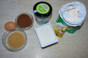 Ingrediencie na prípravu. Čokoládový koláč sa pripravuje z 8 ingrediencií