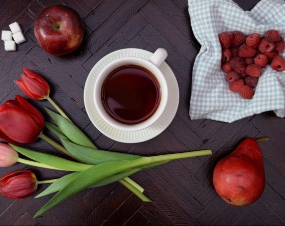 pečený čaj na stole ozdobený ovocím a tulipánmi