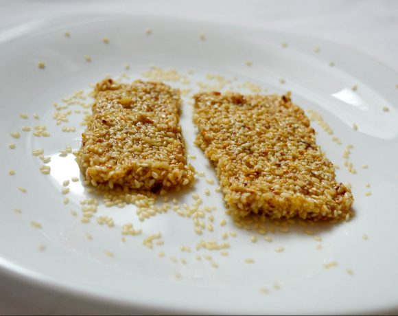 sezam a med - snacky nakrájané na obdlžníky na tanieriku ozdobené lúpanými semiačkami sezamu