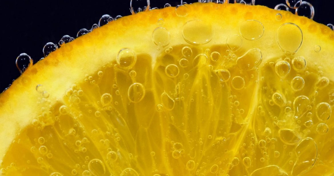 Vitamín C symbolizovaný citrónom
