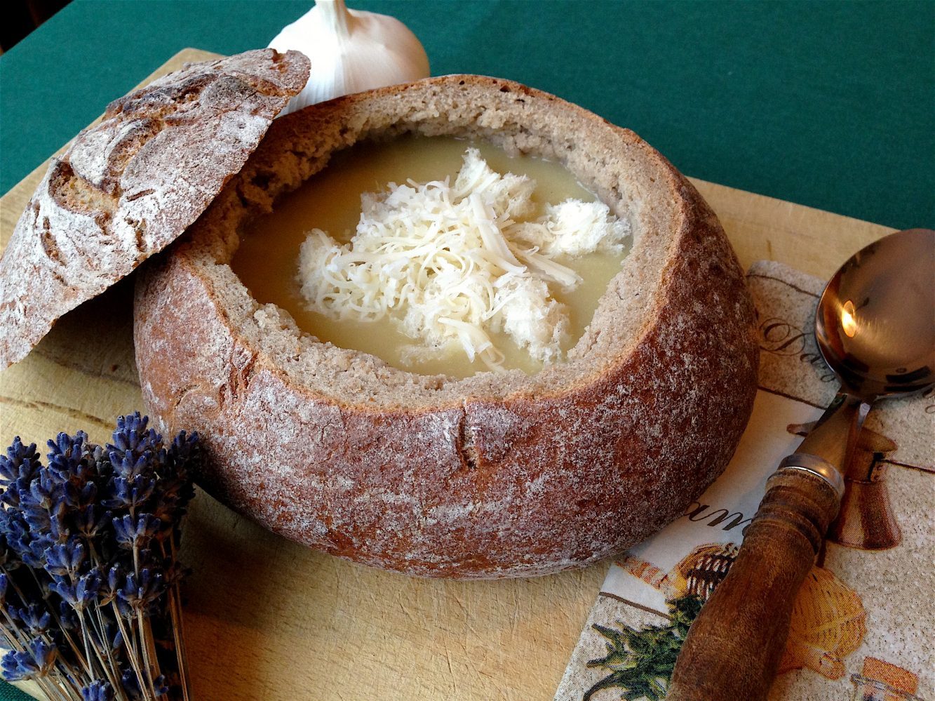 Krémová cesnaková polievka so syrom a krutónmi