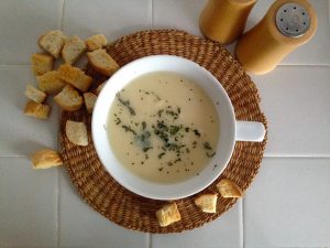 Zelerová polievka so zemiakmi a opekaným chlebíkom