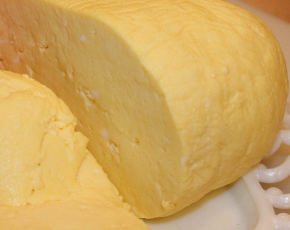 Veľkonočná hrudka Zdroj: https://kitchenencounters.typepad.com/blog/2013/03/-traditional-eastern-orthodox-easter-egg-cheese-.html